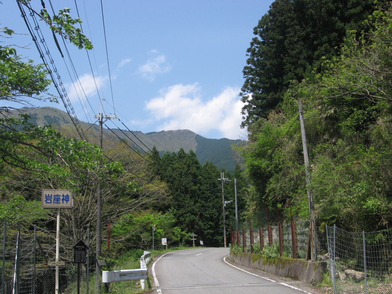 岩座神の入口からの千ヶ峰