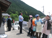 2012年 田植え祭 - 内藤県会議員と岩座神婦人会