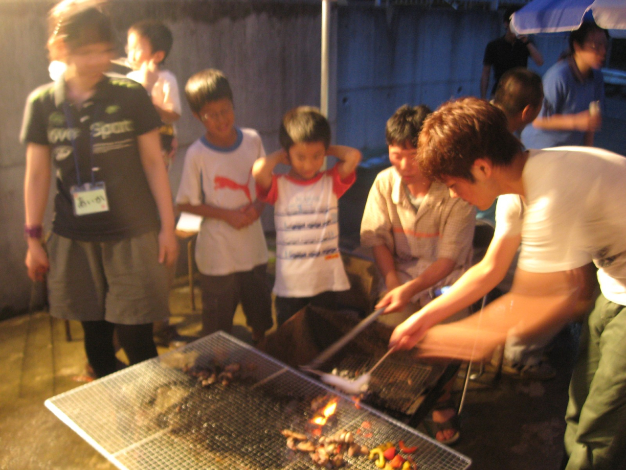 2012年 岩座神自然学校 - 鶏肉を焼く