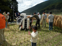 2012年 棚田オーナー収穫祭 - コンバインで脱穀