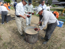 2012年 棚田オーナー収穫祭 - 豚汁を椀に盛る