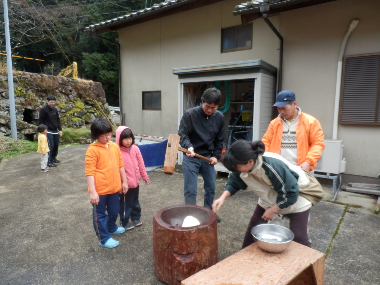 2012年 餅搗き大会・注連縄作り教室 - 餅つき2