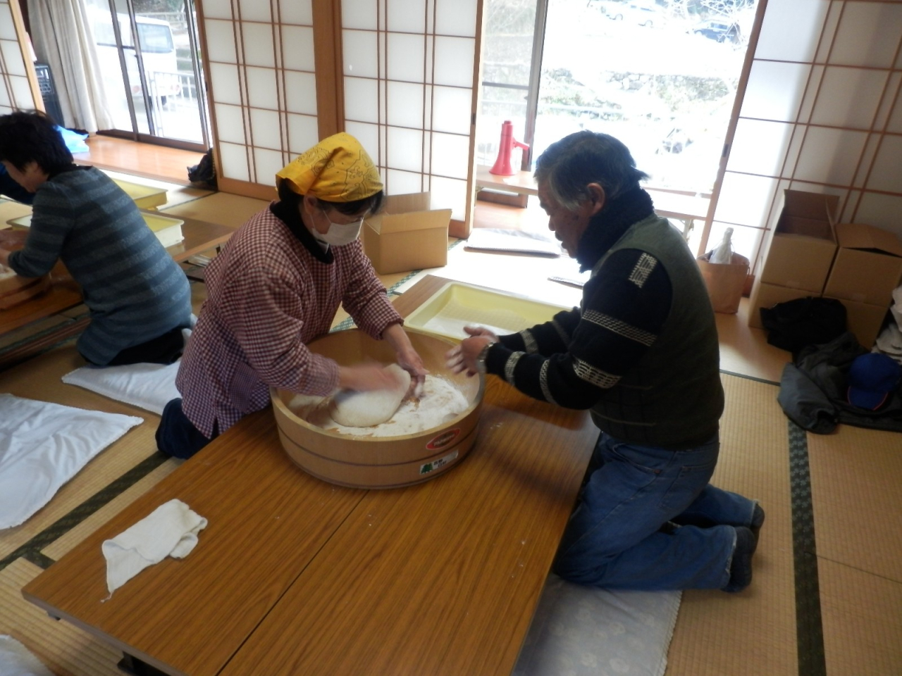 2012年 餅搗き大会・注連縄作り教室 - 餅を丸める