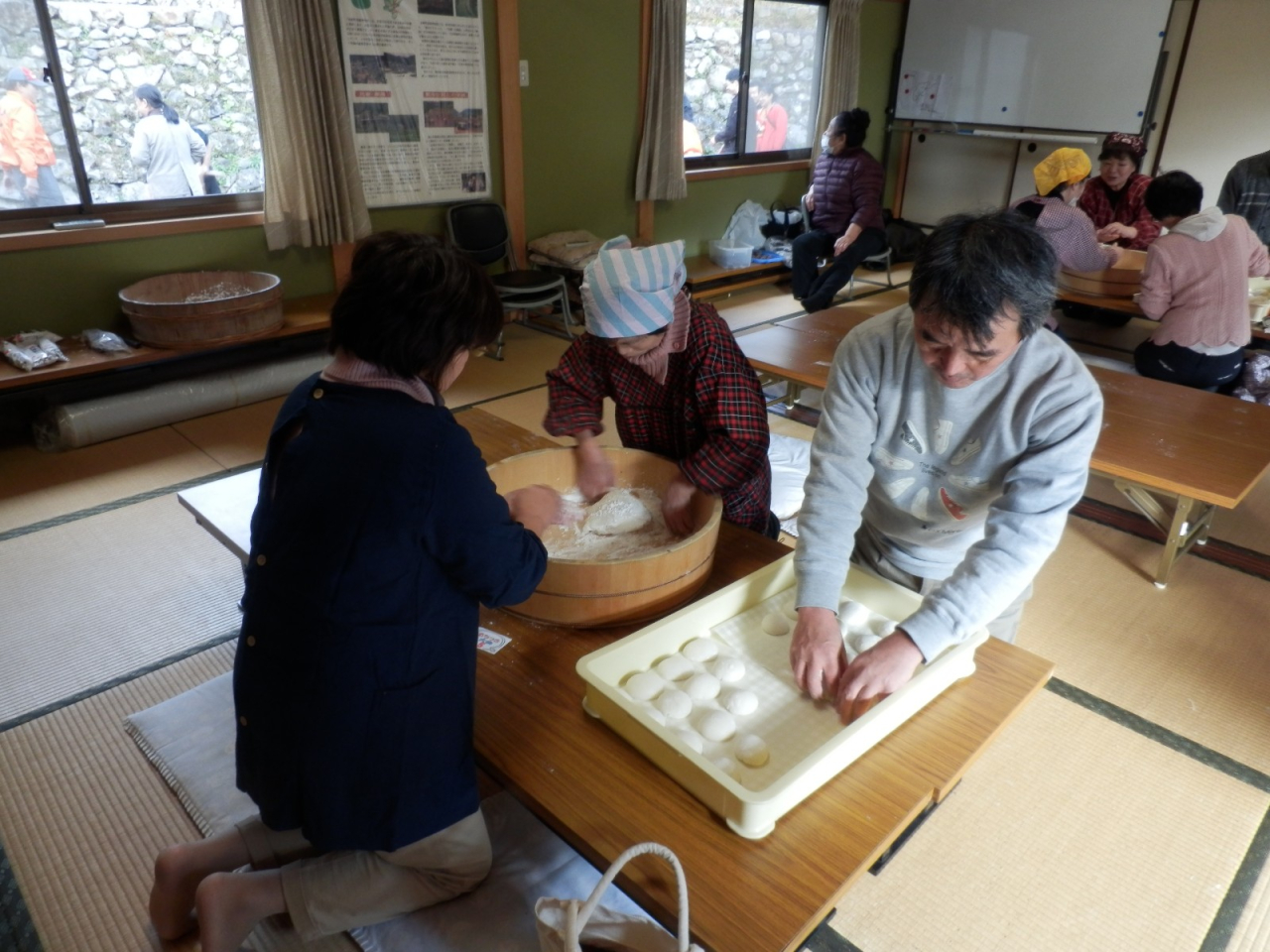 2012年 餅搗き大会・注連縄作り教室 - 餅を丸める2