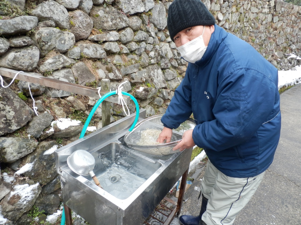 2013年 蕎麦打ち大会 - 冷水でしめる