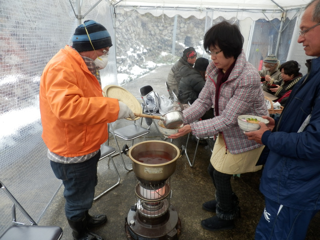 2013年 蕎麦打ち大会 - だしをかける