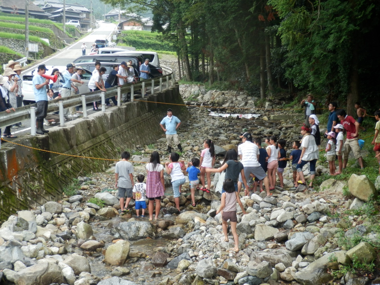 2013年 岩座神自然学校・案山子祭 - あまごつかみが始まります