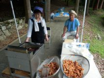 2013年 岩座神自然学校・案山子祭 - 鶏の唐揚