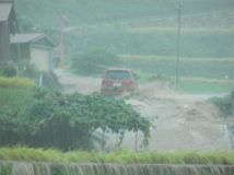 2013年9月2日 集中豪雨 - 濁流の坂道を登る車