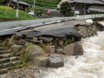 2013年9月2日 集中豪雨 - めくりあげられたアスファルト