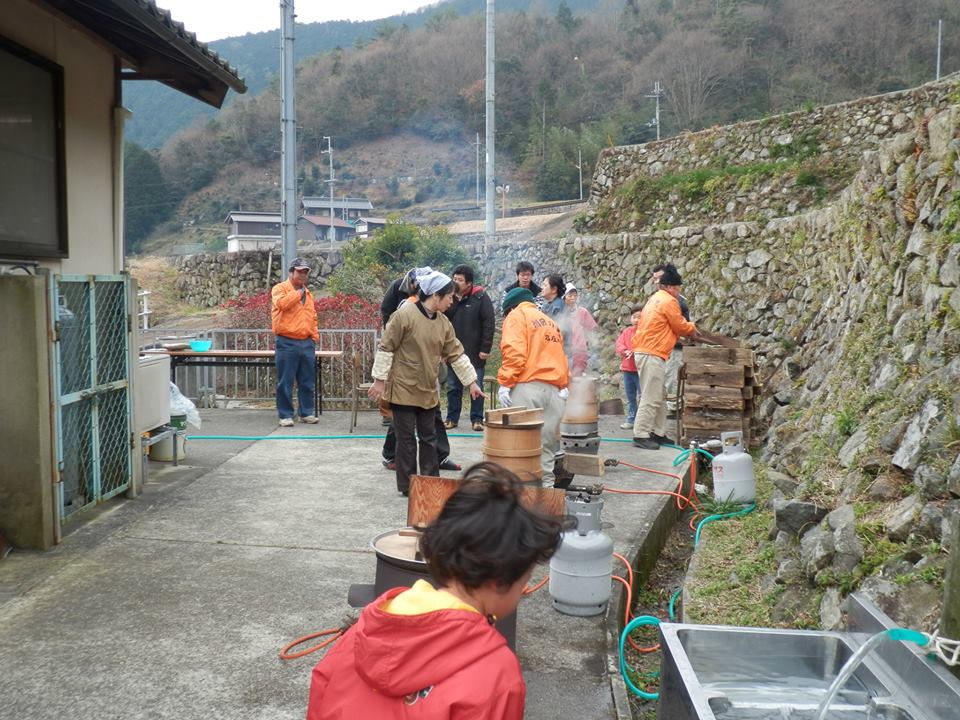 2013年 餅搗き大会・注連縄教室 - 公会堂の裏手