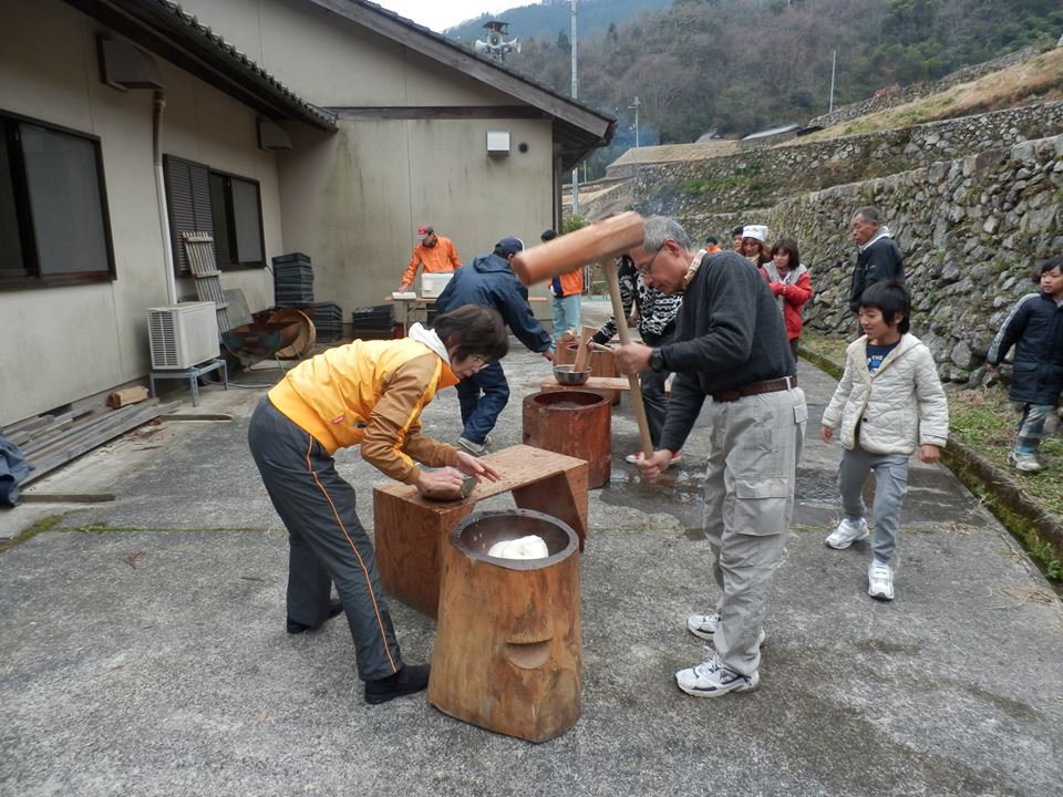 2013年 餅搗き大会・注連縄教室 - 餅を搗く