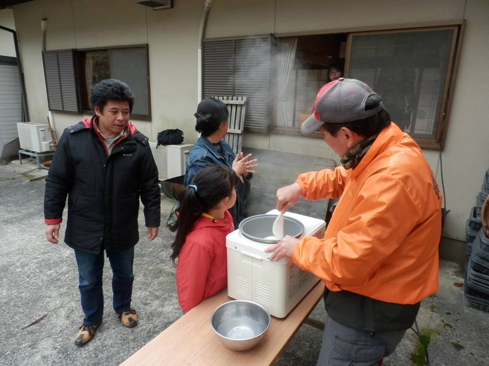 2013年 餅搗き大会・注連縄教室 - 餅つき機で下ごしらえ