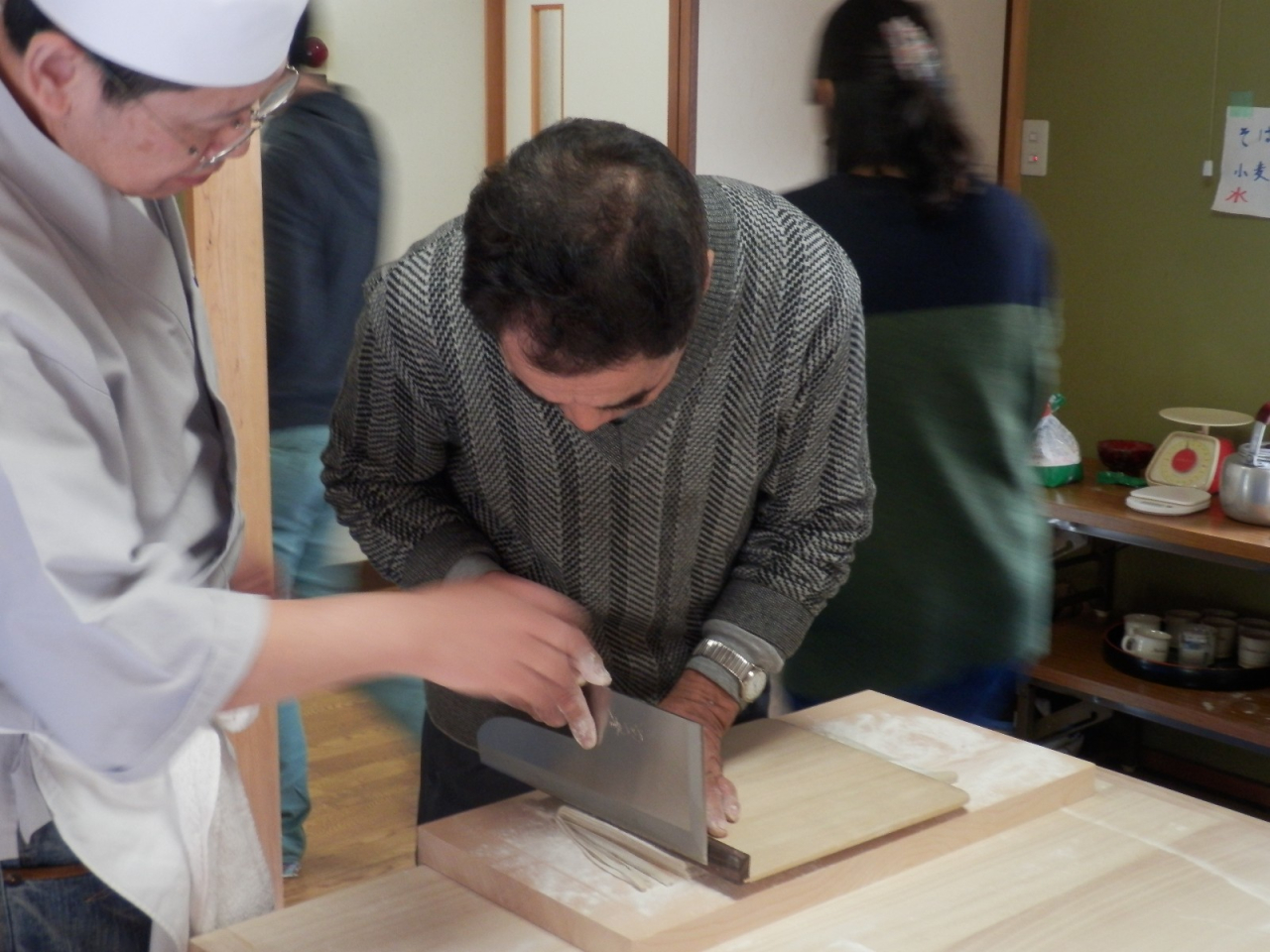 2014年 蕎麦打ち大会 - 何故か、この人も挑戦している