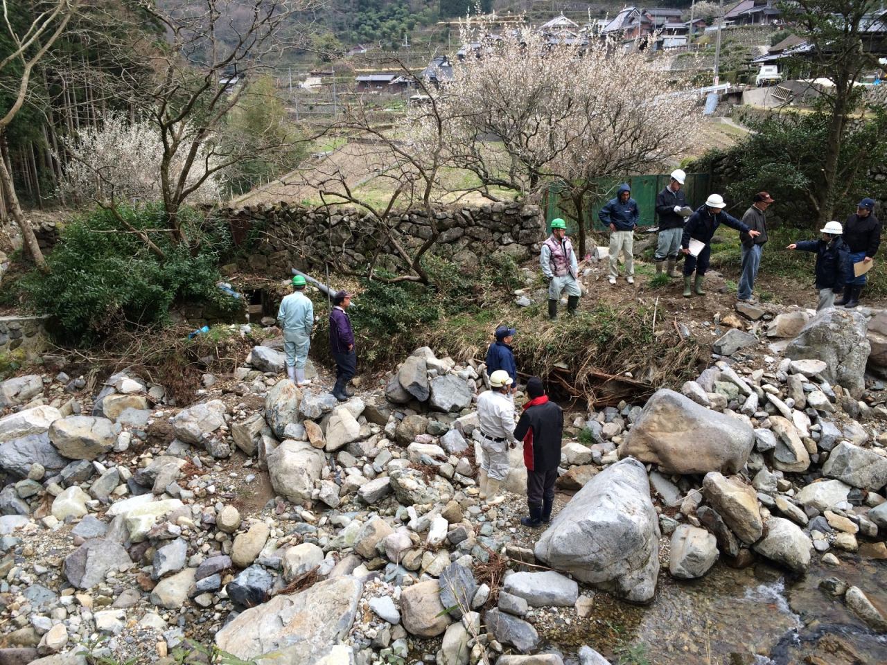 2014年4月5日 河川工事の下見 - 崩れてしまった取水口