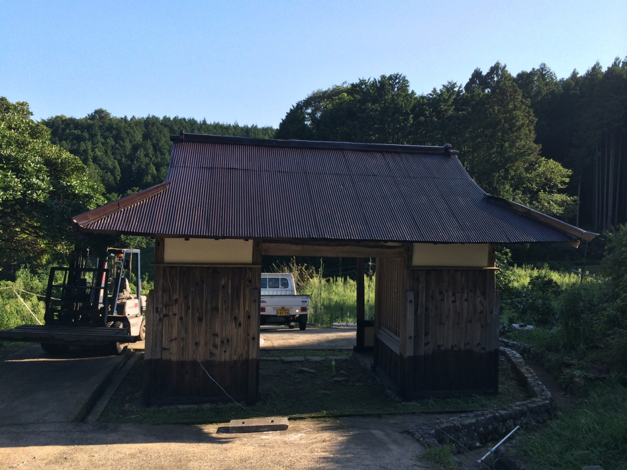 2014年 秋の宮普請 - 神光寺仁王門の屋根を塗装