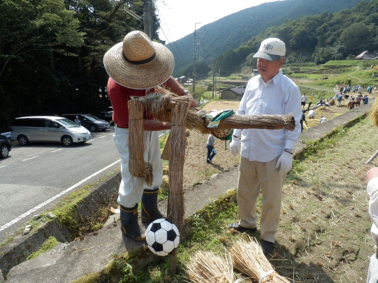 2014年 棚田オーナー稲刈り - 田圃を守ってくれた案山子