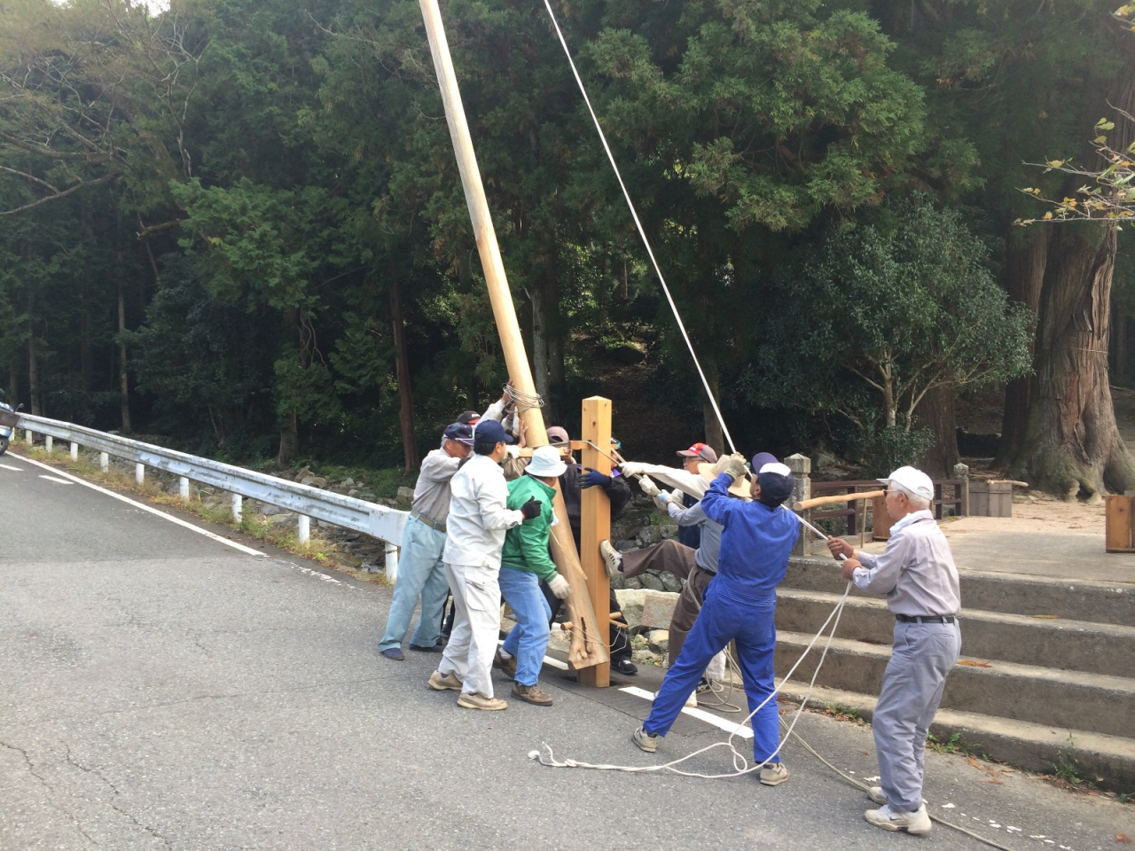 2014年 秋祭宵宮 - 幟旗の棹を立てる（２）