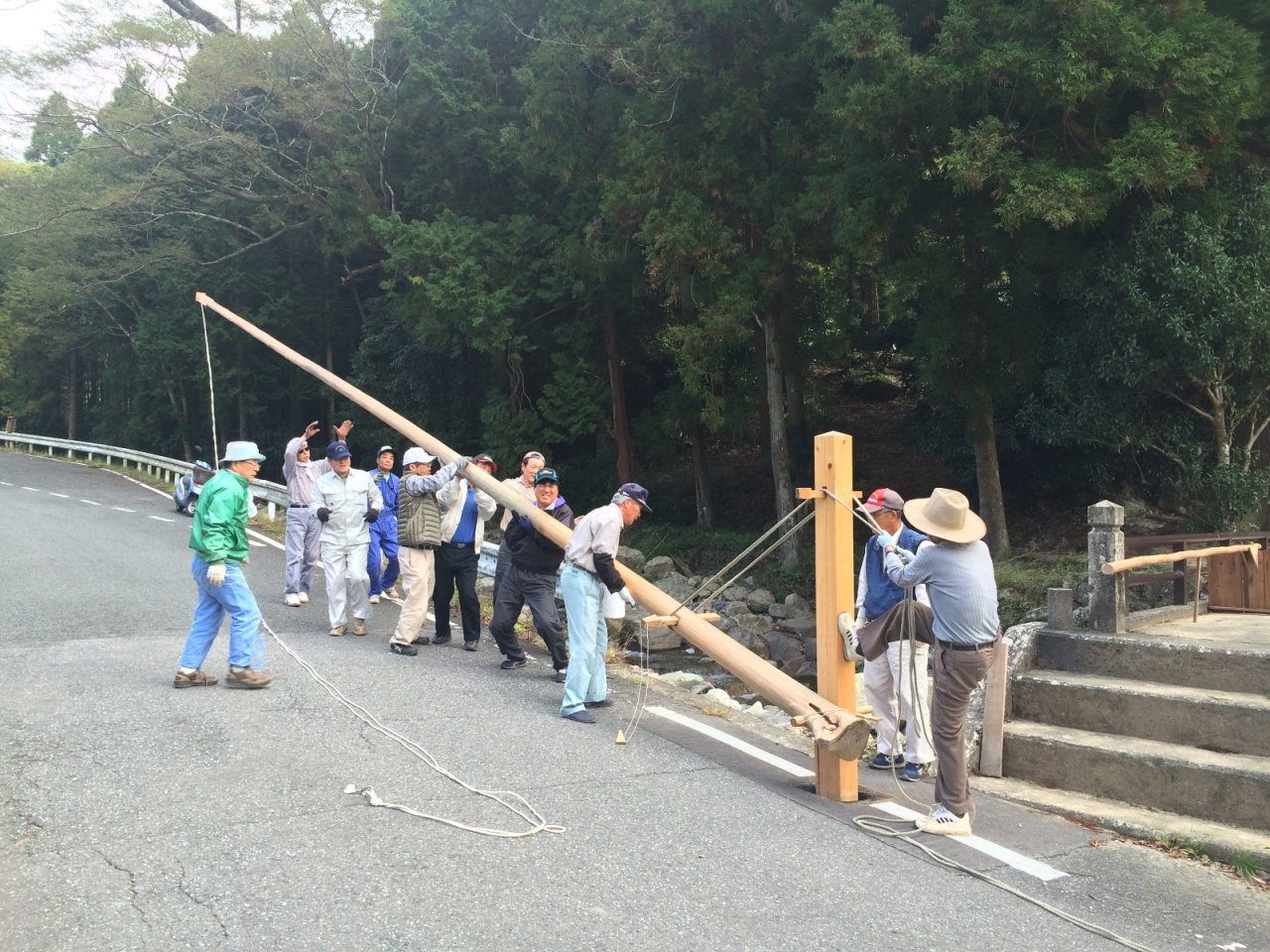 2014年 秋祭宵宮 - 幟旗の棹を立てる