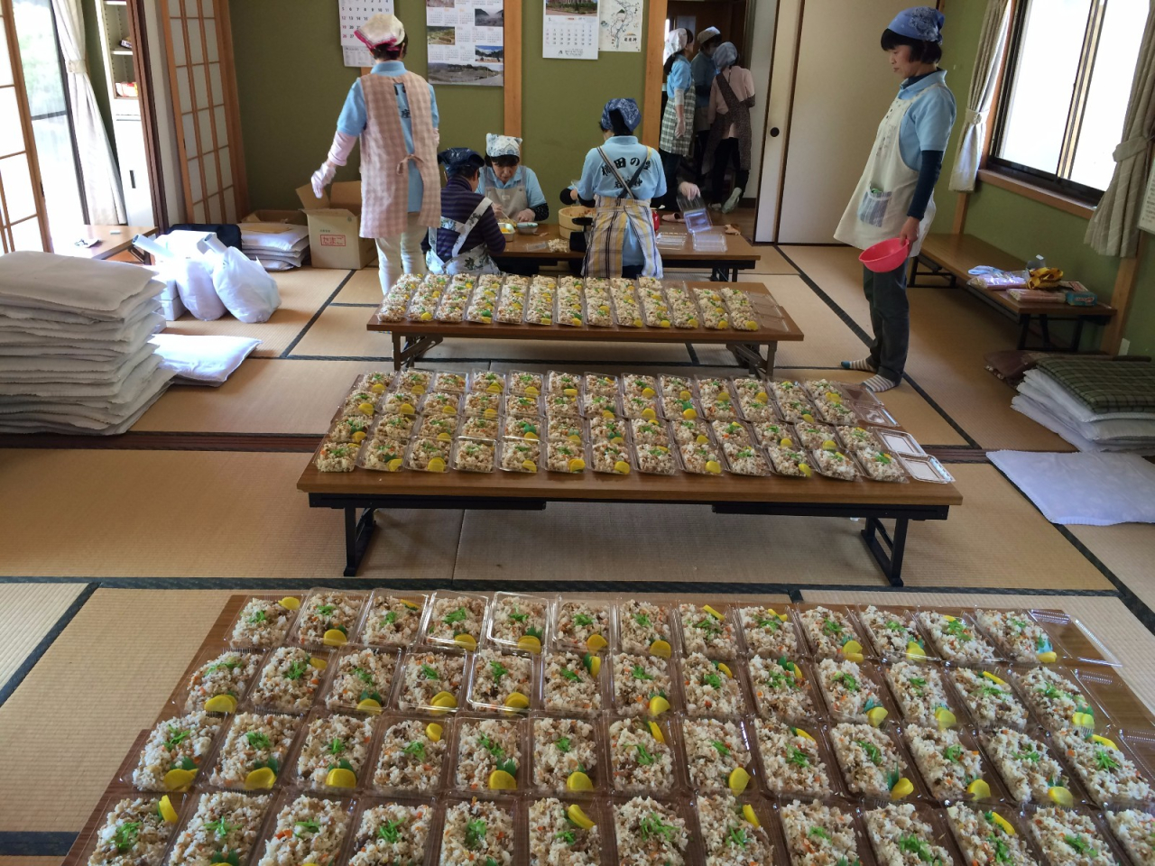 2015年 棚田オーナー田植え祭 - 混ぜご飯の準備