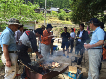 2015年 棚田オーナー田植え祭 - 鶏肉とビールで慰労