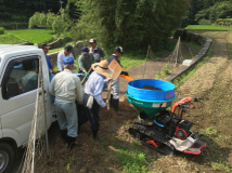 2016年 蕎麦田に施肥 - 肥料散布機に鶏糞を入れる