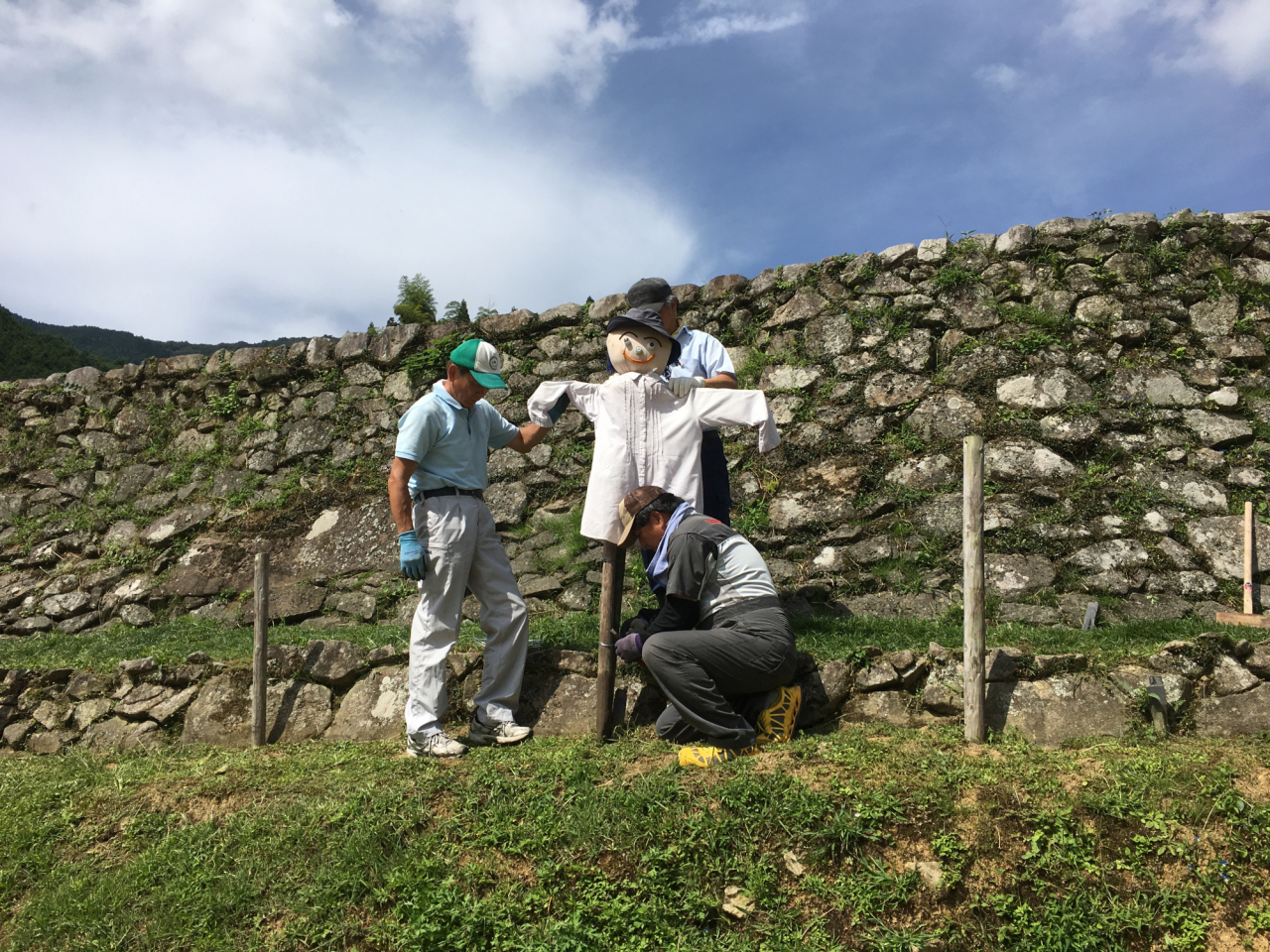 2017年 棚田オーナー田稲刈り - コンテストのために案山子を移設