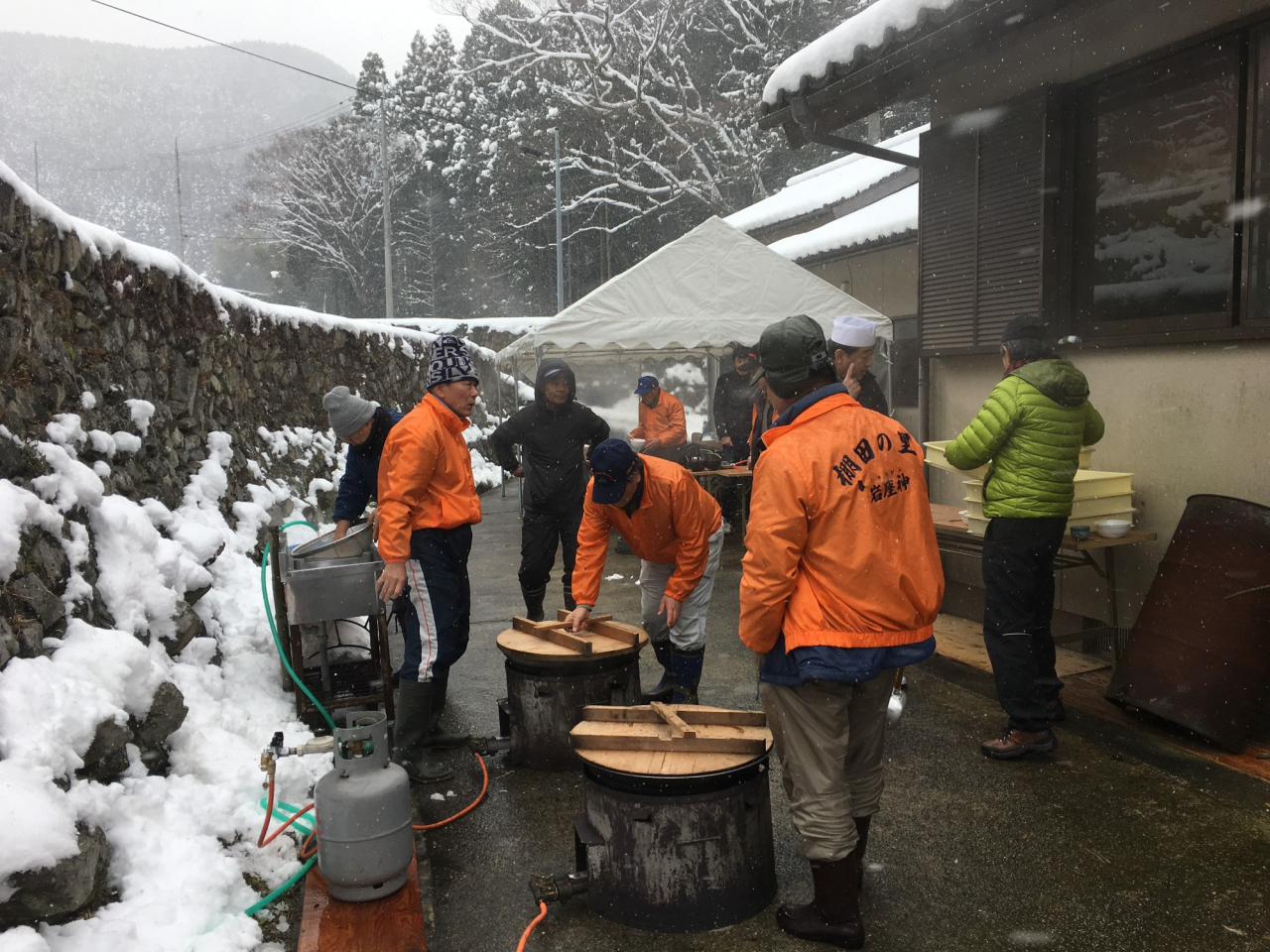 2018年 蕎麦打ち大会 - 公会堂裏庭の釜場