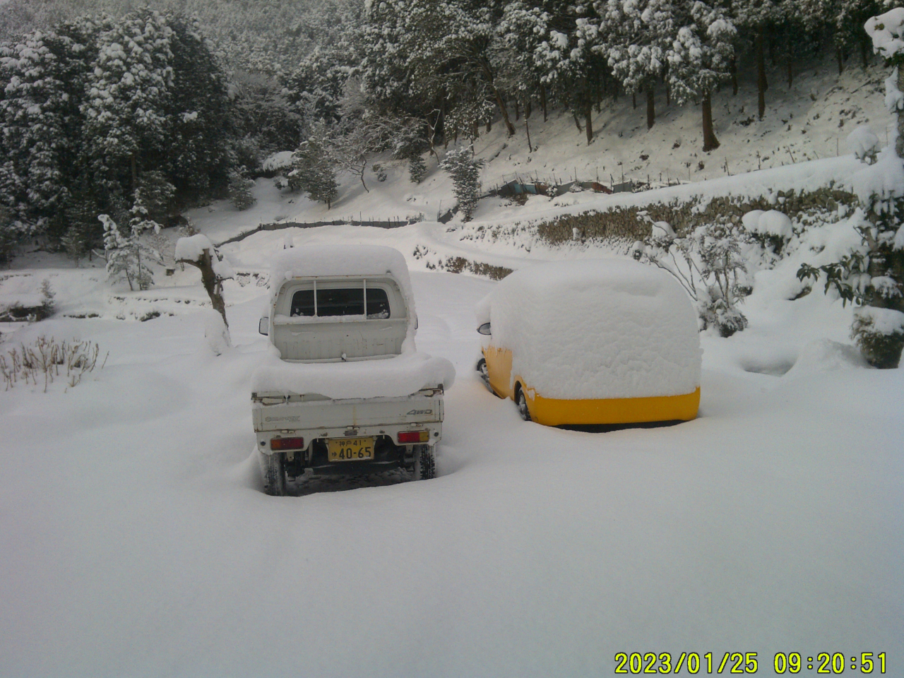 2023年1月25日 雪 - 軽トラックとアクア