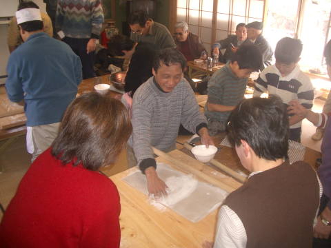 絵日記 2006-01-22 蕎麦打ち大会 - さあ、やってみよう