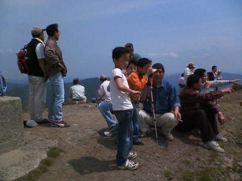 絵日記 2006-05-05 千ヶ峰登山 - 景色を眺める