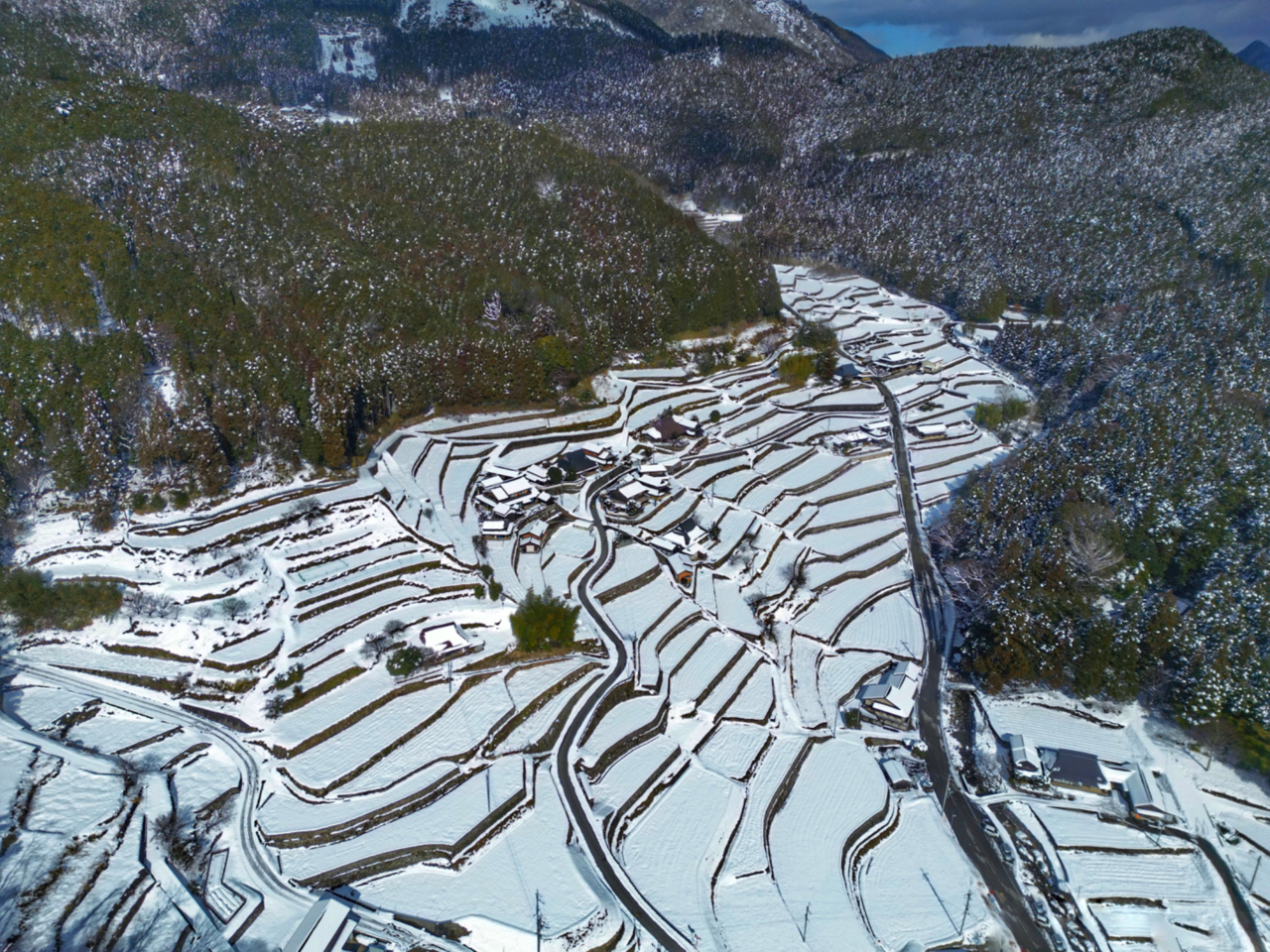 雪積もる岩座神